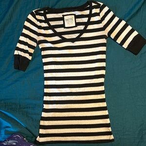 Kirra v neck striped tee in size XS.